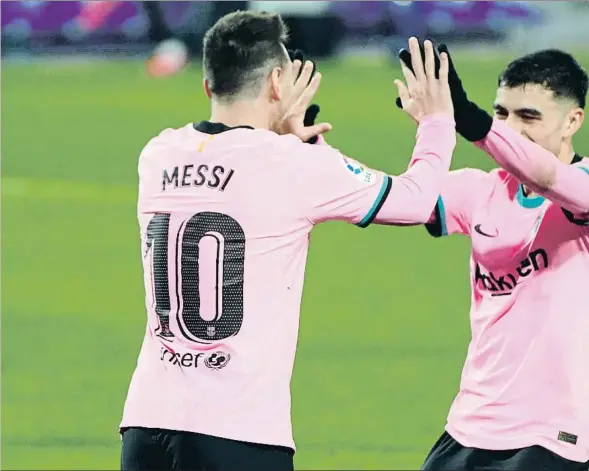  ??  ?? Lionel Messi y Pedri se felicitan tras el gol del argentino, anoche en Valladolid