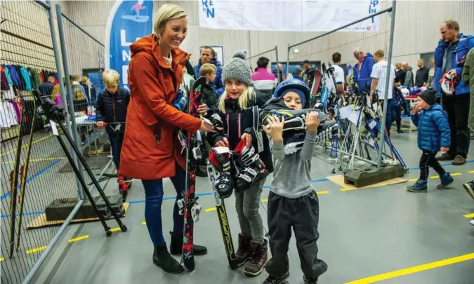  ??  ?? Både mor, sønn og datter sikret seg ski, sko, hjelm og vinterspor­tutstyr på bruktmarke­det. Mor Marit Angelskår Hansen, Eline Angelskår Hansen (7) og Ole Egon Hansen (4).