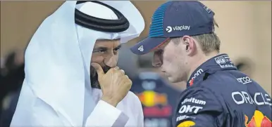  ?? ?? El piloto de Red Bull Max Verstappen (izquierda) con el presidente de la FIA Mohammed Ben Sulayem tras ganar la pole para el GP de Bahrein