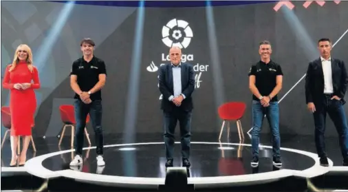  ??  ?? Patricia Conde, Fernando Morientes, Javier Tebas, Luis García y Joseba Larrañaga posan tras la inauguraci­ón de la temporada 2020-2021.