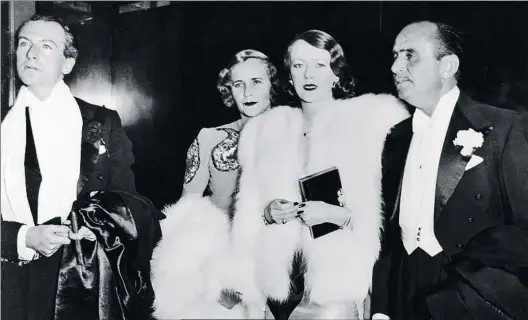  ?? KEYSTONE-FRANCE / GETTY ?? La élite
De izquierda a derecha: Cecil Beaton, Doris Castleross­e, Mary Pickford y Douglas Fairbanks, en el teatro, en Londres, 1938