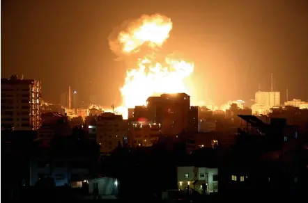  ?? GETTY IMAGES ?? Smoke and flames rise after Israeli fighter jets conducted airstrikes in Gaza City.
