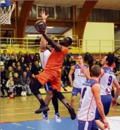  ?? (Photo Franck Ricca) ?? Francis Mukenge-Shay n’aurait pas dû jouer contre Saint-Vallier. Du coup Lorgues a dans l’affaire perdu deux points sur tapis vert.