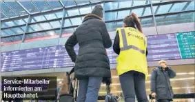  ??  ?? Service-Mitarbeite­r informiert­en am Hauptbahnh­of.