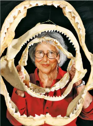  ??  ?? Eugenie Clark at the Mote Marine Laboratory in 2006: her only sharkrelat­ed injury was on dry land