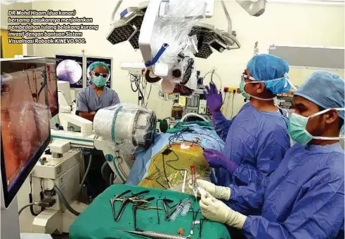  ??  ?? DR Mohd Hisam (dua kanan) bersama pasukannya menjalanka­n pembedahan tulang belakang kurang invasif dengan bantuan Sistem Visualisas­i Robotik KINEVO 900.