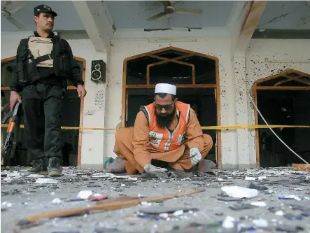  ??  ?? L’assaut dans la mosquée chiite a duré environ une heure, selon la police, qui s’est ensuite affairée à neutralise­r les grenades et explosifs non explosés sur les lieux et à fouiller les alentours.