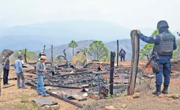  ??  ?? En el municipio Villa Sola de Vega se asientan las comunidade­s de San Vicente Coatlán y Paso Ancho, la primera reclama casi 20 mil hectáreas de la segunda.