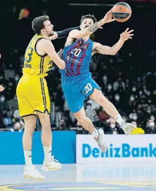  ?? ALEJANDRO GARCIA / EFE ?? El blaugrana Laprovitto­la en acció ahir a la nit al Palau Blaugrana