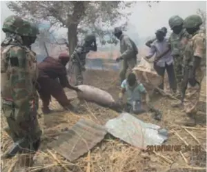  ??  ?? Des provisions de Boko Haram sont déterrées. L’organisati­on a également été capable d’organiser une logistique, y compris prépositio­nnée. (© MOD)