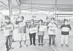  ?? — Gambar ihsan Penerangan ?? SUDAH: Sebahagian penerima vaksin merakam kenangan setelah menerima suntikan vaksin.