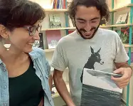  ??  ?? Al lavoro Cecilia e Fabiano hanno appena inaugurato in via Santa Chiara la libreria Tamu