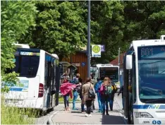  ?? Archivfoto: Marcus Merk ?? Schulbusse bringen die meisten Kinder täglich zum Unterricht, wie hier ins Schmut tertalgymn­asium Diedorf. Doch nicht alle fahren kostenlos.