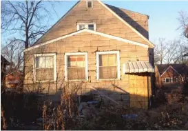  ?? SUN- TIMES FILES ?? Police say Darren Vann, who pleaded guilty Friday to the murders of seven women, led officers to this abandoned house in Gary where they found the body of 35- year- old Anith Jones. Her body was in the basement covered by teddy bears and tires.