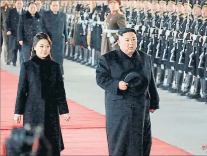  ?? AP ?? Kim Jong Un y su esposa tomando el pasado lunes en Pyongyang el tren con destino a Pekín