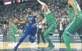  ?? FOTO: AP ?? Joel Embiid trata de avanzar ante Baynes. Los Sixers fueron de más a menos