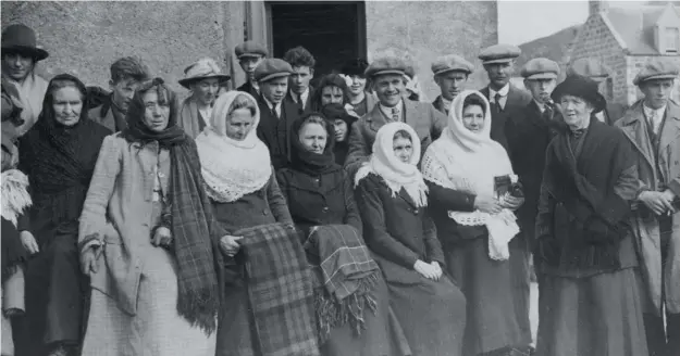  ?? ?? ↑ Clockwise from main: residents of St Kilda in 1924; Mrs Annie Gillies, one of the last St Kildans, in 1930; a page from the enumeratio­n book which records the population of St Kilda at the time of the 1921 Census