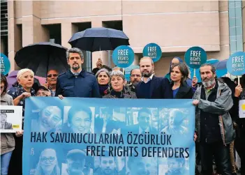  ??  ?? Menschenre­chtsaktivi­sten demonstrie­ren vor dem Gericht in Istanbul.