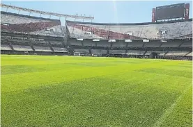  ??  ?? Impecable. Así es como se ve hoy el campo del estadio Monumental.