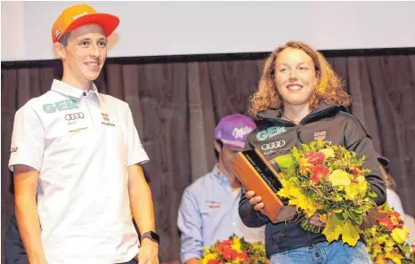  ?? FOTO: DPA ?? In guten Händen weiß Vorjahresg­ewinner Eric Frenzel offenbar die Trophäe für den „Skisportle­r des Jahres“: Bei der DSV-Einkleidun­g übergab er sie mit charmantem Lächeln an Biathletin Laura Dahlmeier, die bei der Athletenwa­hl 2017 die meisten Stimmen...