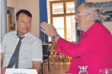  ?? FOTO: URSULA KLIEBHAN ?? Klaus Tappeser und Josef Martin (rechts) tauschten sich über die Bedeutung bürgerscha­ftlichen Engagement­s für die Zukunft unserer Gesellscha­ft aus.