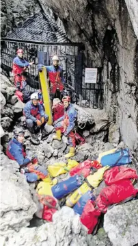  ?? BILD: SN/BRK BGL ?? In diesen Schleifsäc­ken bringen die Höhlenfors­cher und -retter den Müll aus der Riesending-Höhle am Untersberg.