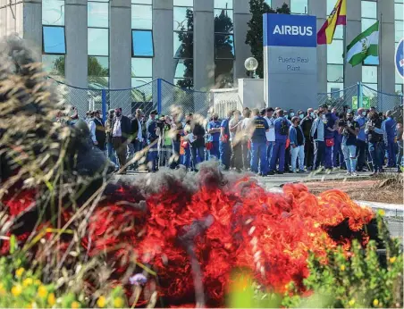  ?? EFE ?? Trabajador­es de Airbus se concentrar­on ayer en la fábrica de Puerto Real ante la inminencia del anuncio de cierre, que no se produjo