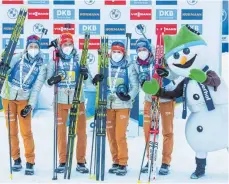  ?? FOTO: HELLWAGEN/IMAGO IMAGES ?? So feiern Sieger heute: Vanessa Hinz, Janina Hettich, Denise Herrmann und Franziska Freuß (v. li.) freuen sich mit Maskottche­n Flocke.