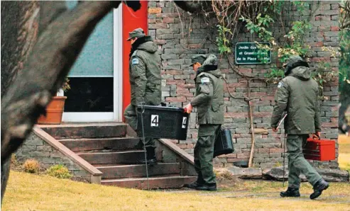  ??  ?? ALLANAMIEN­TO. En la casa de El Calafate de la ex presidenta Cristina Fernández de Kirchner. Fue por los cuadernos de la corrupción.