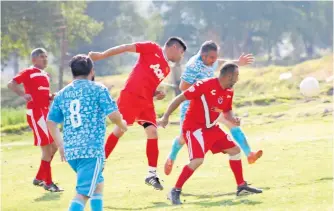  ?? /JOSÉ RIVEROS ?? (Jugada) Horacio Hernández (de rojo), dio el triunfo a Rojos Cuautepec con un certero remate de cabeza