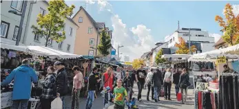  ?? FOTOS: RALF PFRUENDER ?? Herbst und Kilbemarkt, das gehört einfach zusammen. Das Fest und das Markttreib­en lockt auch Besucher aus dem Umland an.