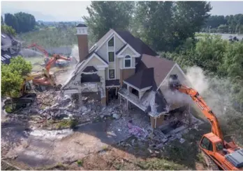  ?? PROVIDED TO CHINA DAILY ?? A villa built illegally in the Chang’an district of Xi’an is demolished as part of a cleanup campaign in the Qinling Natural Reserve.