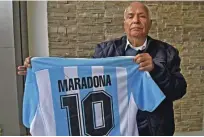  ??  ?? Smrt nogometne legende je razžalosti­la tudi Tunizijca Alija Bin Nasserja, ki je sodil na tekmi med Argentino in Anglijo na SP 1986. Na njej je Maradona zabil dva gola: prvega z »božjo roko«, drugega z nepozabnim slalomom. Pred petimi leti je sodniku podaril dres s posvetilom.
