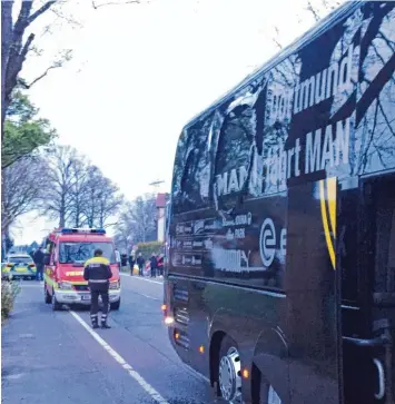  ?? Foto: Carsten Linhoff, dpa ?? Explosione­n vor dem Champions League Spiel: Drei Sprengsätz­e detonierte­n am Mannschaft­sbus von Borussia Dortmund kurz nach der Abfahrt zum Stadion. BVB Spieler Marc Bartra wurde verletzt, der Bus wurde beschädigt.