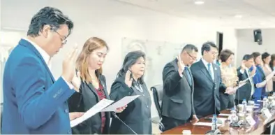  ?? ?? SHDA’S new board of officers, governors and advisers took their oath before the Department of Human Settlement­s and Urban Developmen­t Secretary Jose Rizalino Acuzar.
