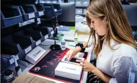  ?? FOTO: CATA PORTIN ?? Fanny Nyman jobbar med digital marknadsfö­ring på Swappie, men i dag hjälper hon till med förpacknin­gen av smarttelef­onerna.