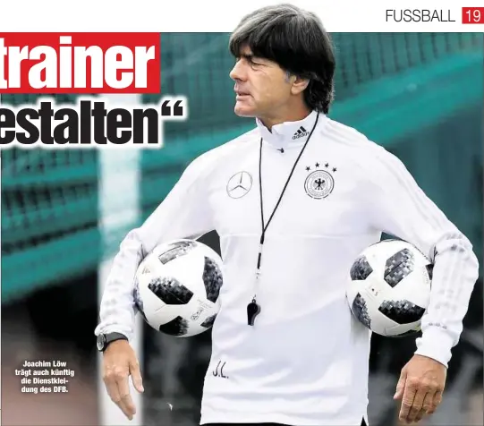  ??  ?? Joachim Löw trägt auch künftig die Dienstklei­dung des DFB.