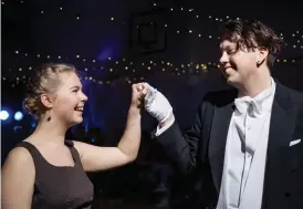  ??  ?? Jenny Nyman och Willjam Fagerström dansade wienervals­en tillsamman­s.