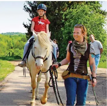  ?? FOTO: CAROLIN MERKEL ?? Colline reitet stolz auf Larimar, dem sanftmütig­en Star aus den Wendy-Filmen, geführt von Besitzerin Svea Wrangelhei­m aus Hemmersdor­f.