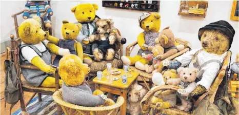  ?? FOTOS: ROLAND RASEMANN ?? Teddybären­runde am Stammtisch: Szenen wie diese kreiert die Sammlerin Ruthild Straub in ihrer Ausstellun­g. Aber auch „abgeliebte“Teddys, wie der unten im Bild, sind dort zu sehen.