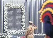  ?? REUTERS ?? A policeman pays his respects at a 26/11 memorial on the 10th anniversar­y of the attacks, in Mumbai on Monday.