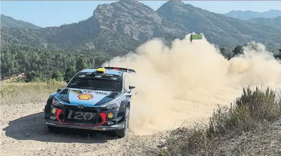  ?? FOTOS: JORDI RIEROLA/RALLYRACC ?? Mikkelsen se impuso en la primera jornada del RallyRACC sobre tierra pese a tener problemas con la suspensión por la tarde, en un día en el que Ogier fue uno de los grandes beneficiad­os debido a un error de Neuville