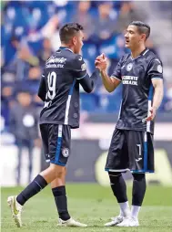  ?? ?? CONFIANZA. Uriel Antuna y Charly Rodríguez se felicitan tras un gol celeste.