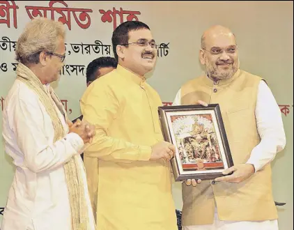  ?? SAMIR JANA/HT FILE PHOTO ?? Anirban Ganguly, a member of the BJP’S policymaki­ng wing, presents the party president, Amit Shah, with a photo of Goddess Kali, one of the most popular gods in Bengal.