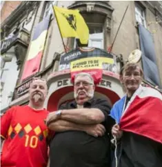  ?? FOTO DIRK KERSTENS ?? De Griffier is het enige Vlaamse café op de Turnhoutse­baan. Maar “als het over voetbal gaat, is al de rest ondergesch­ikt”.