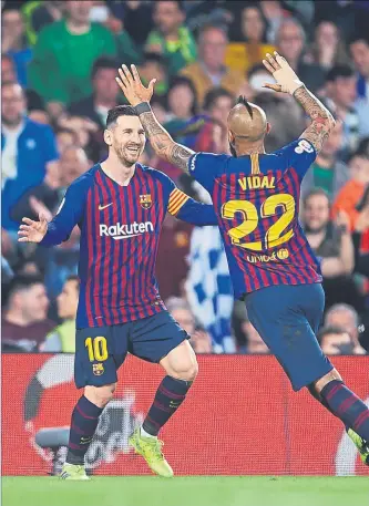  ?? FOTO: GETTY ?? Arturo Vidal felicita a Messi tras su segundo gol Gran actuación del Barça