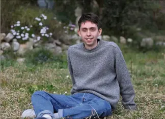  ?? (Photo Eric Ottino) ?? Regard bleu malicieux, sourire aux lèvres et allure juvénile, Nathan Ambrosioni sait néanmoins ce qu’il veut, dans son jardin familial de Peymeinade : faire du cinéma !