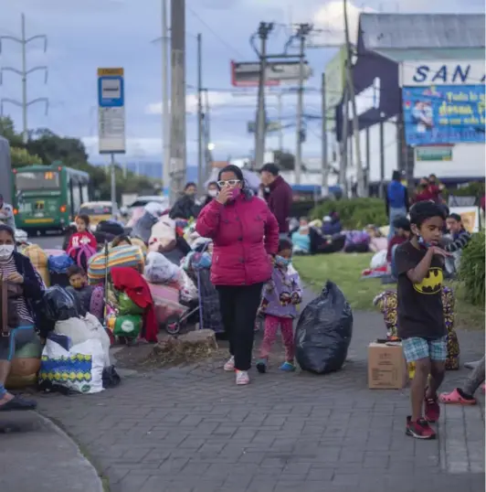  ?? ?? ► Inmigrante­s venezolano­s con maletas esperan la autorizaci­ón para que buses los lleven a la ciudad fronteriza de Cúcuta.