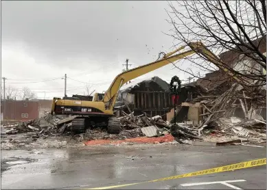  ?? PHOTO COURTESY OF MAYOR HELEN ACKER’S FACEBOOK PAGE ?? The Madison House is demolished a day after a portion of it collapsed on Thursday.