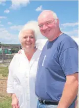  ??  ?? Marie-Thérèse Bonnichon et Denis Carrier se préparent à recevoir les visiteurs pour la Journée portes ouvertes sur les fermes du Québec. Particular­ité de la ferme Au pied levé, de Magog, tous les animaux, vaches, cochons, chèvres et autres volatiles,...